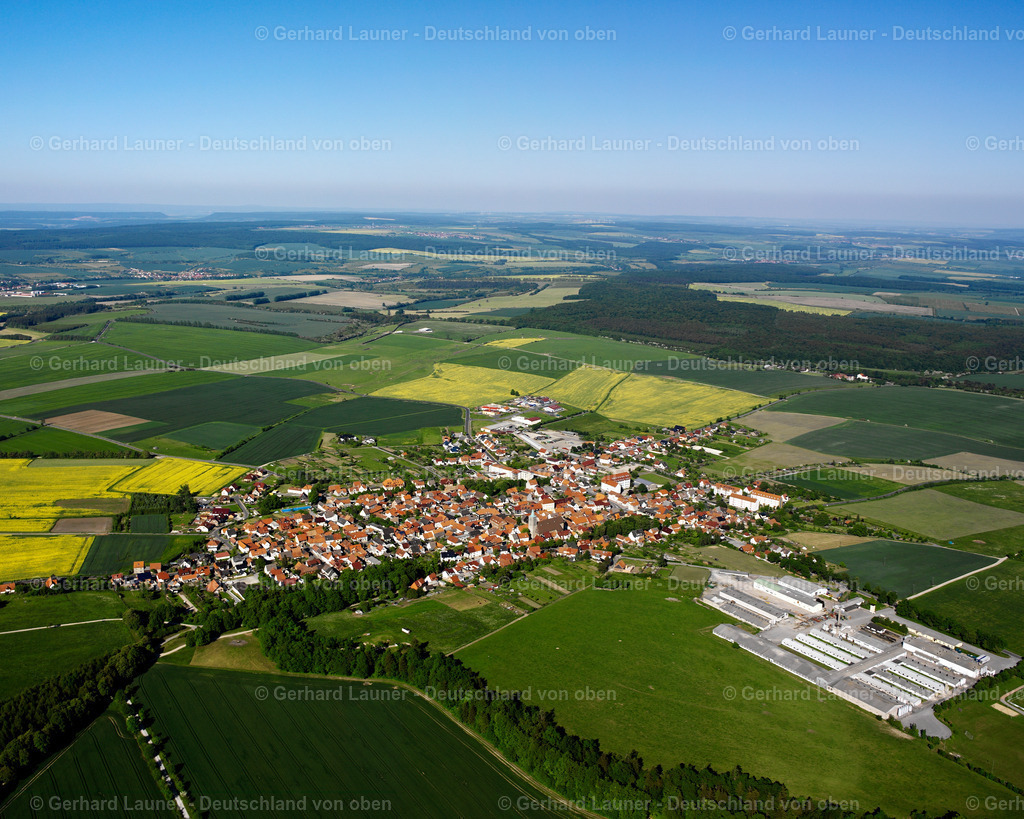 2634606 | KüLLSTEDT 09.06.2006 Stadtansicht vom Stadtrand angrenzend an landwirtschaftliche Feldern  in Küllstedt im Bundesland Thüringen, Deutschland // City view from the outskirts with adjacent agricultural fields  in Küllstedt in the state Thuringia, Germany Foto: Gerhard Launer