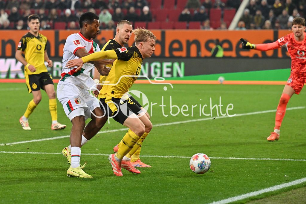 FC Augsburg - Borussia Dortmund | AUGSBURG, GERMANY - Daniel SVENSSON (Borussia Dortmund) against Samuel Emmanuel ESSENDE MBONGU (FC Augsburg 9) against Waldemar ANTON (Borussia Dortmund 3) during the bundesliga match between FC Augsburg vs. Borussia Dortmund on matchday 9 at WWK Arena on October 31, 2025 in Augsburg, Germany / DFL REGULATIONS PROHIBIT ANY USE OF PHOTOGRAPHS AS IMAGE SEQUENCES AND/OR QUASI-VIDEO