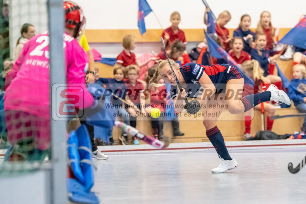 SFE_20221127_0080 | 1. Bundesliga Hockey Damen Düsseldorfer HC - Rot-Weiss Köln am 27.11.2022 in Düsseldorf (Düsseldorfer Hockeyclub 1905 e.V.), Photo: Stephan Fehrmann 2022 (Sports-Gallery),Strauss Sara ( Düsseldorfer HC #11 ),Lisa Höllriegl ( Torfrau Rot-Weiss Köln #23 )