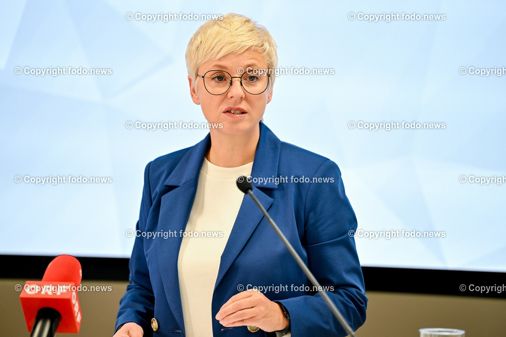 Pressekonferenz WKO Oberoesterreich_ Ooe._ Now4Tomorrow_ 03.07.2024-10 | 03.07.2024, Linz, AUT, Pressekonferenz WKO Oberoesterreich, Ooe., Now4Tomorrow - Wir muessen die Zukunft jetzt gestalten, im Bild Doris Hummer (Praesidentin der Wirtschaftskammer Ooe)