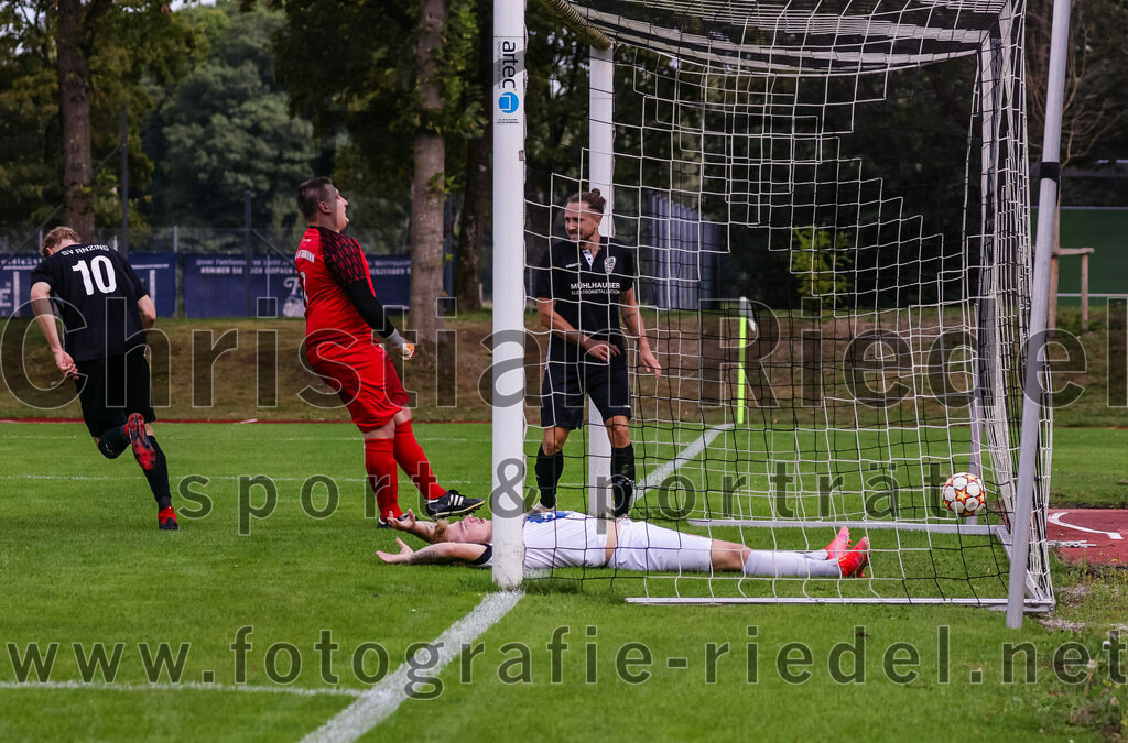 2023-09-03_071_SV_Anzing_gegen_TSV_Ottobrunn | Anzing, Deutschland, 03.09.2023:
Fußball, Kreisliga 2023 / 2024, Testspiel, 3. Spieltag, Endergebnis: 3:0

Schuss zum 2:0 durch Adrian Blumberg (SV Anzing, #10)
Adrian Blumberg (SV Anzing, #10), Torwart Florian Lerch (TSV Ottobrunn, #1), Christian Rickhoff (SV Anzing, #7), Michael Kapeller (TSV Ottobrunn, #18)

Foto: Christian Riedel / fotografie-riedel.net