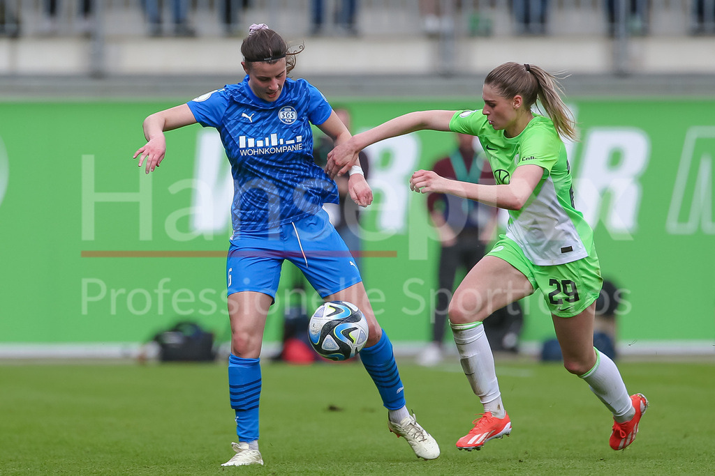 Fussball, DFB-Pokal Frauen, VfL Wolfsburg - SGS Essen | v.li.: Katharina Piljic (SGS Essen, 6) und Jule Brand (VfL Wolfsburg, 29) im Zweikampf, Duell, Dynamik, Aktion, Action, Spielszene, DIE DFB-RICHTLINIEN UNTERSAGEN JEGLICHE NUTZUNG VON FOTOS ALS SEQUENZBILDER UND/ODER VIDEOÄHNLICHE FOTOSTRECKEN. DFB REGULATIONS PROHIBIT ANY USE OF PHOTOGRAPHS AS IMAGE SEQUENCES AND/OR QUASI-VIDEO.