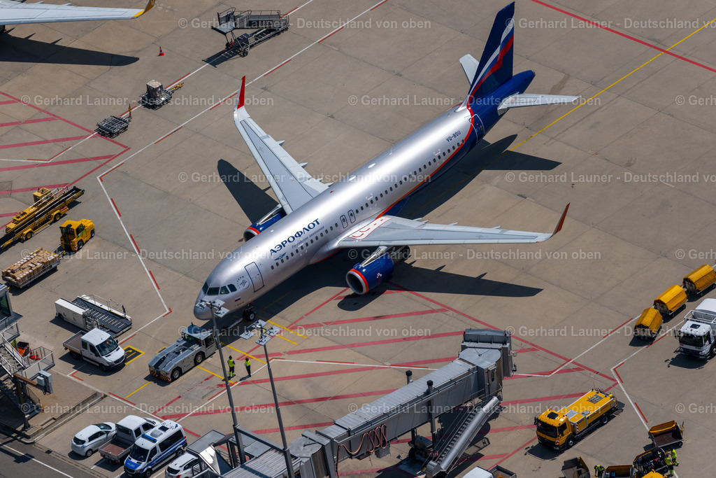 4046282 | STUTTGART 19.07.2021 Passagierflugzeug auf der Parkposition - Abstellfläche auf dem Flughafen in Stuttgart im Bundesland Baden-Württemberg, Deutschland. Weiterführende Informationen bei: Flughafen Stuttgart GmbH. // Passenger airplane in parking position - parking area at the airport in Stuttgart in the state Baden-Wurttemberg, Germany. Further information at: Flughafen Stuttgart GmbH. Foto: Gerhard Launer