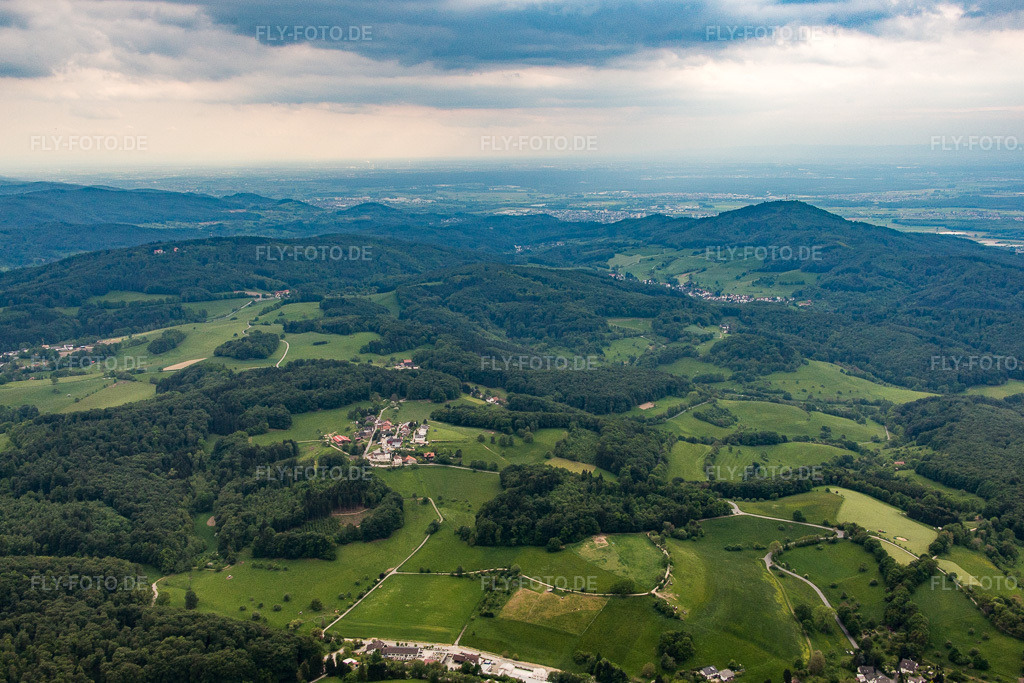 Luftbild: Blick zum Melibokus im Ortsteil Ober-Beerbach in Seeheim-Jugenheim im Bundesland Hessen in Deutschland. Foto: IMG_088924.jpg vom 20.05.2016 durch Werner Riehm/FLY-FOTO.de