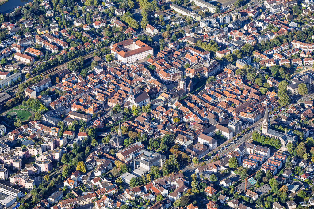 Luftbild: Altstadt von Osten zwischen Alb und S-Bahn in Ettlingen im Bundesland Baden-Württemberg in Deutschland. – Foto: IMG_159615.jpg vom 27.09.2026 durch Werner Riehm/FLY-FOTO.de – Auflösung des Originals: 6000 x 4000 px