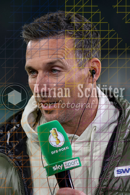 Borussia Mönchengladbach vs Karlsruher SC - DFB-Pokal 2. Runde | Mönchengladbach, Deutschland, 28.10.25:   Trainer Christian Eichner im Interview waehrend des Spiels der DFB-Pokal 2. Runde zwischen Borussia Mönchengladbach vs Karlsruher SC im Stadion im Borussia Park(Foto von Brauer-Fotoagentur / Adrian Schlueter)