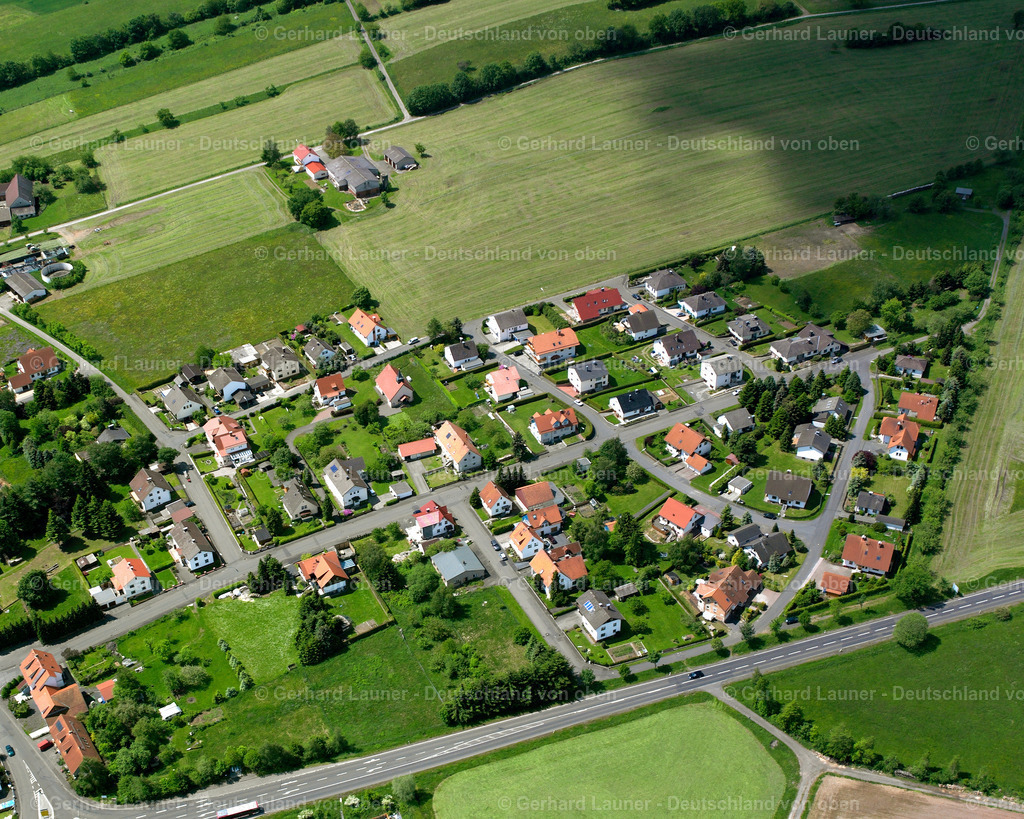 2614036 | EICHENROD 09.06.2006 Landwirtschaftliche Nutzflächen und Feldgrenzen  umsäumen das Siedlungsgebiet des Dorfes in Eichenrod im Bundesland Hessen, Deutschland // Agricultural land and field boundaries surround the settlement area of the village  in Eichenrod in the state Hesse, Germany Foto: Gerhard Launer