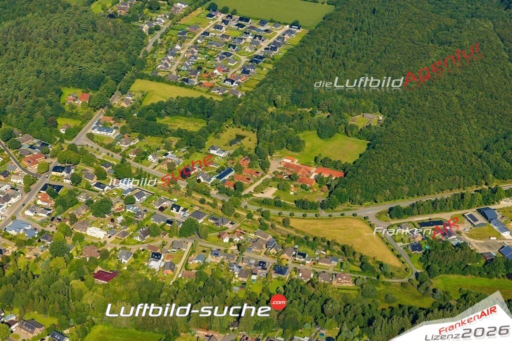 Luftbild Wallsbüll - Die Luftaufnahme wurde 2025 vom UL-Flugzeug heraus erstellt ( keine Drohne ) - Hochauflösende Luftaufnahme - für professionelle Ausdrucke geeignet. Die Geschenkidee !Hier alle&nbsp;Infos zur Lizenzierung der LuftaufnahmeWir fliegen auch dieses Jahr wieder in Ihre Region um Luftbilder zu erstellen.- Luftbild anfragen