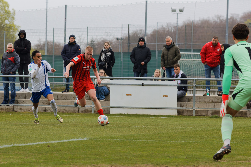 20260412-FCHS04_067 | 1.FC Heidenheim 1846 vs. FC Schalke 04, Fußball, U19, A-Junioren, NWL, U19-DFB-Nachwusliga, 2025/2026, 8. Spieltag, 12.04.2026 in Heidenheim, Walter-Birkhold-Jugendstadion (Foto: Michael Bulling) - Realisiert mit Pictrs.com