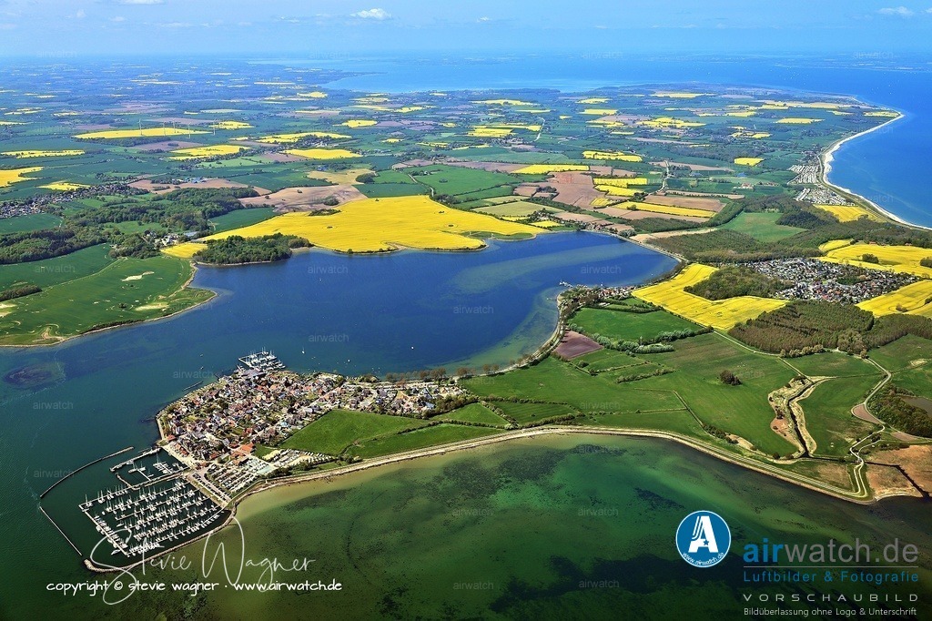Luftbilder Ostseefjord Schlei, Maasholm, Port Olpenitz, Schleimünde | Maasholm Bundeswehr: Das ehemalige Raketenbataillon wurde im Zuge der Aufrüstung mit dem Patriot-System in den 1980er Jahren abgelöst. Im Oktober 2023 unterstützte die Bundeswehr bei der Sicherung des Ostseedeichs in Maasholm, der durch eine Sturmflut Schäden erlitten hatte.