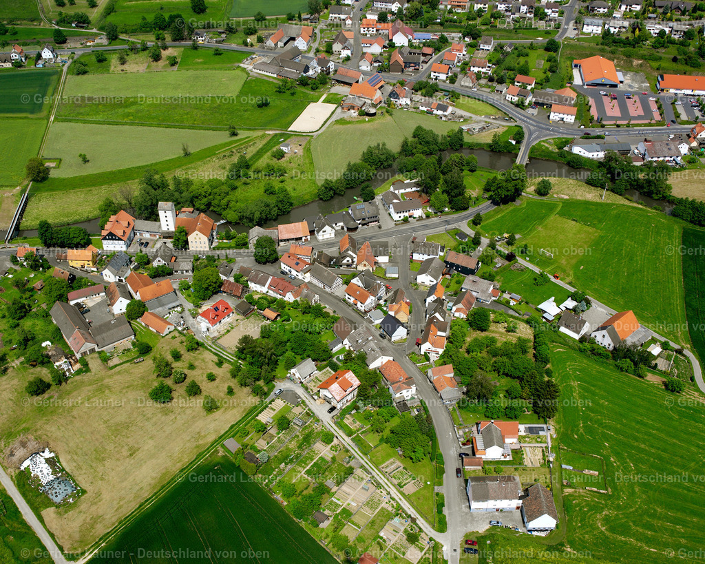 2614254 | OBER-OFLEIDEN 09.06.2006 Ortsansicht am Rande von landwirtschaftlichen Feldern und Nutzflächen  in Ober-Ofleiden im Bundesland Hessen, Deutschland // Village view on the edge of agricultural fields and land  in Ober-Ofleiden in the state Hesse, Germany Foto: Gerhard Launer