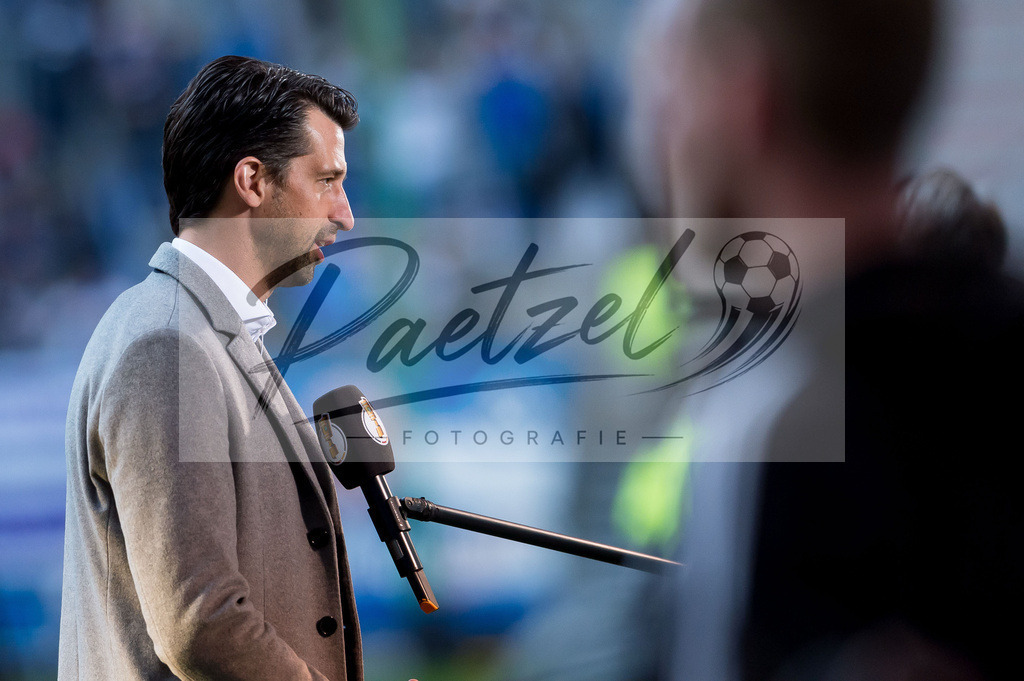 HSVSCF20220419_236 | Fussball, Herren: Vorstand Sport Jonas Boldt (Hamburger SV) im Interview beim DFB-Pokal-Halbfinalspiel zwischen Hamburger SV und SC Freiburg im Volksparkstadion am 19.04.2022 in Hamburg, Deutschland.DFB / DFL REGULATIONS PROHIBIT ANY USE OF PHOTOGRAPHS AS IMAGE SEQUENCES AND/OR QUASI-VIDEO. - Realisiert mit Pictrs.com