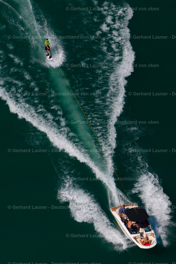 4031766 | IMMENSTAAD AM BODENSEE 12.06.2020 Motorboot mit Wasserskifahrer in Fahrt in Immenstaad am Bodensee im Bundesland Baden-Württemberg, Deutschland. // Motorboat with water skier in motion in Immenstaad on Lake Constance in the state of Baden-Wuerttemberg, Germany. Foto: Gerhard Launer