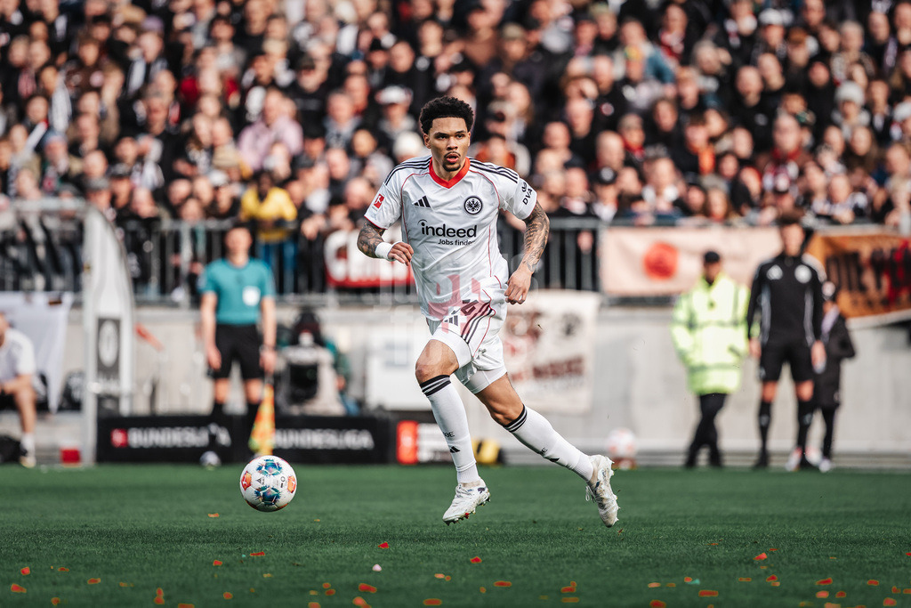 Fußball | Männer | Saison 2025/2026  | Fußball-Bundesliga | 25. Spieltag | FC St. Pauli vs. Eintracht Frankfurt | 08.03.2026 | Nnamdi Collins (#34, Eintracht Frankfurt)