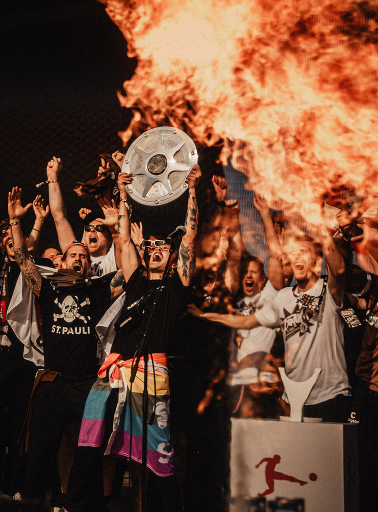 FCSP MEISTERFEIER-222 | Der offizielle Shop für FC St. Pauli Fotos. Wähle aus Spielszenen & Fanmomenten dein FCSP Wunschformat. Wir liefern Millerntor-Atmosphäre.