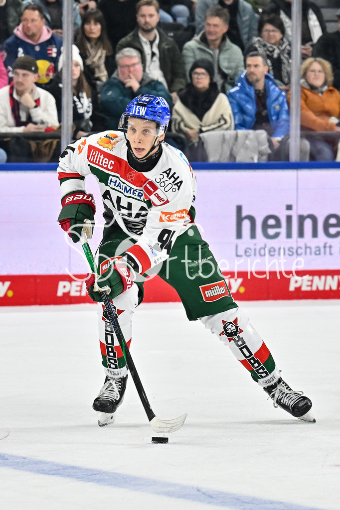 EHC RB München - Augsburger Panther | am Puck Anrei HAKULINEN (Augsburger Panther #94) / Freisteller / Einzelfoto / DEL: EHC RB Muenchen - Augsburger Panther, SAP Garden am 23.11.2024