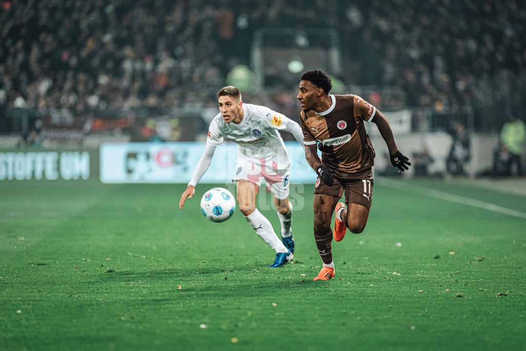 Fußball | Männer | Saison 2024/2025  | Fußball-Bundesliga | 12. Spieltag | FC St. Pauli vs. Holstein Kiel | 29.11.2024 | Oladapo Afolayan (#17, FC St. Pauli) am Ball