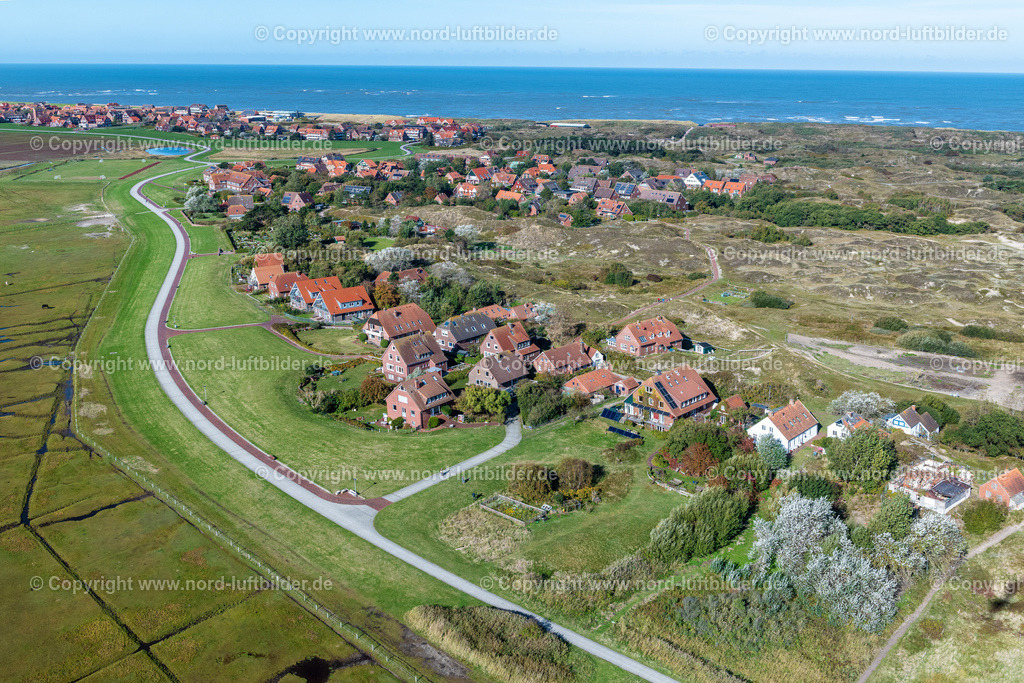 Baltrum_ELS_6281091022 | BALTRUM 09.10.2022 Ortsansicht der Straßen und Häuser der Wohngebiete von West- und Ost- Dorf auf der Nordsee- Insel Baltrum im Bundesland Niedersachsen. Weiterführende Informationen bei: Nordseeheilbad Insel Baltrum. // Town View of the streets and houses of the residential areas in Ostdorf and Westdorf on the North Sea island Baltrum in the state Lower Saxony. Further information at: Nordseeheilbad Insel Baltrum. Foto: Martin Elsen