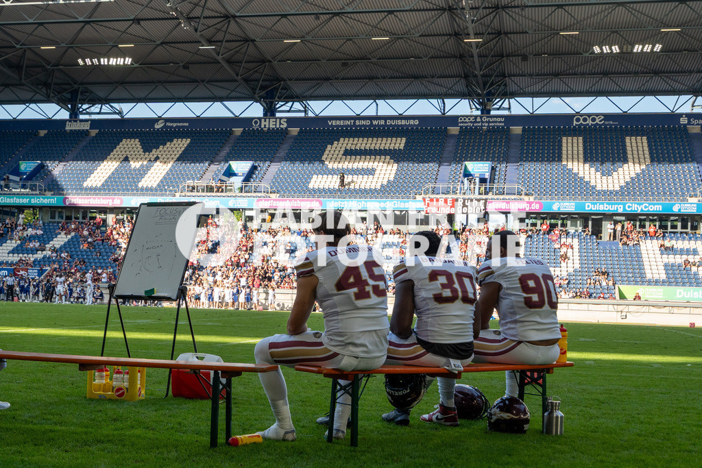GER Rhein Fire vs. Alpine Rams, American Football, AFLE, Saison 2026, 01.08.2026 | Innenansicht der Schauinslandreisen Arena mit den Spielern Bennet Duemmer (Rhein Fire, #45), Matthias Banjaqui (Rhein Fire, #30) und Remy Feltes (Rhein Fire, #90),GER Rhein Fire vs. Alpine Rams, American Football, AFLE, Saison 2026, 01.08.2026Foto: Eibner-Pressefoto/Fabian Friese - Realisiert mit Pictrs.com