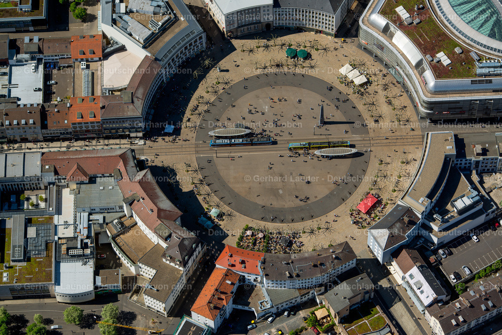 3800530 | Der Königsplatz ist ein runder Platz im Zentrum von Kassel. Er trennt die Obere von der Unteren Königsstraße und wird von der Straßenbahn zentral durchquert, die entlang dieser Straßen verkehrt. Insgesamt münden sechs Straßen auf den Königsplatz. Heute ist er Teil der Fußgängerzone in der Innenstadt