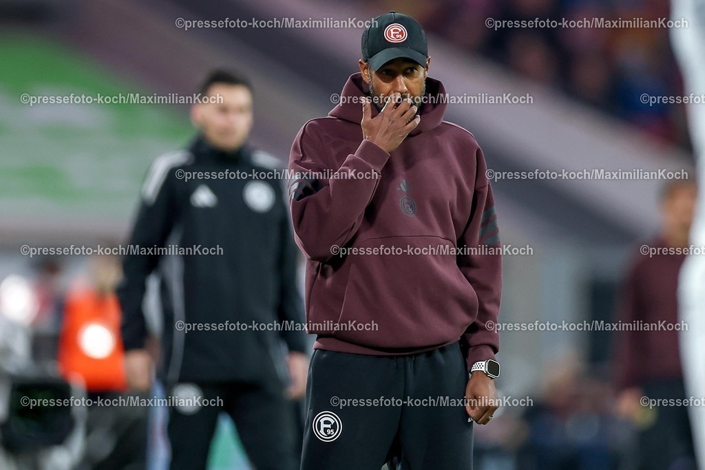 F9503102501059 | 03.10.2025, Fußball, Fortuna Düsseldorf - 1.FC Nürnberg, 2. Fußball Bundesliga, Merkur Spiel-Arena, Saison 2025 2026: Cheftrainer Daniel Thioune (Fortuna Düsseldorf #hc)  gestikulierend am SpielfeldrandDFB regulations prohibit any use of photographs as image sequences and or quasi-video.