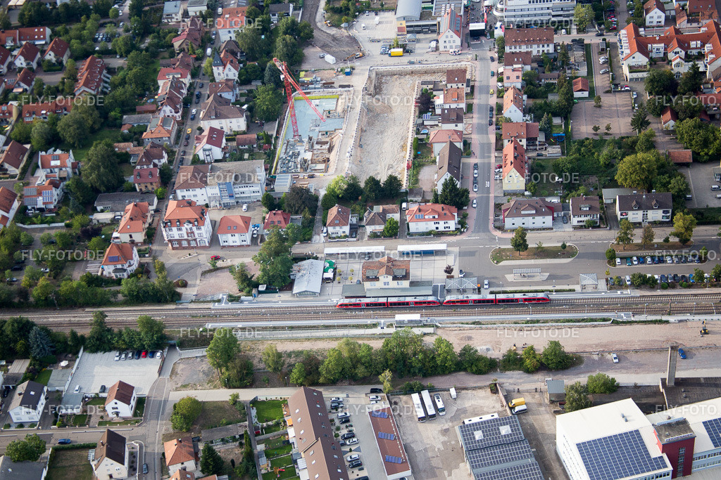 "Im Stadkern" Neubau der RiBa GmbH zw. Bismarck- und Gartenstr | Luftbild: "Im Stadkern" Neubau der RiBa GmbH zw. Bismarck- und Gartenstr in Kandel im Bundesland Rheinland-Pfalz in Deutschland. Foto: IMG_084072.jpg vom 29.08.2015 durch Werner Riehm/FLY-FOTO.de - Realisiert mit Pictrs.com