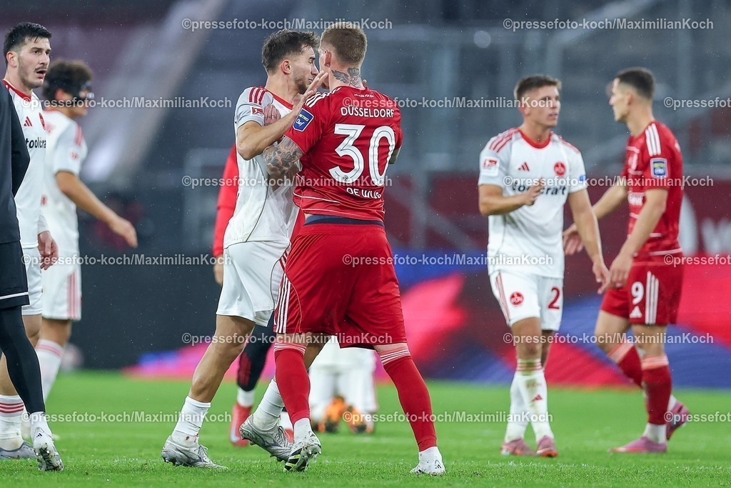 F9503102501342 | 03.10.2025, Fußball, Fortuna Düsseldorf - 1.FC Nürnberg, 2. Fußball Bundesliga, Merkur Spiel-Arena, Saison 2025 2026: Tummult Handgemenge auf dem Spielfeld nach Abpfiff zum Ende des Spiels. Spielende. Florian Flick (1FC Nuernberg #06) verwickelt in einer Schubserei mit Jordy de Wijs (Fortuna Düsseldorf #30)  DFB regulations prohibit any use of photographs as image sequences and or quasi-video.