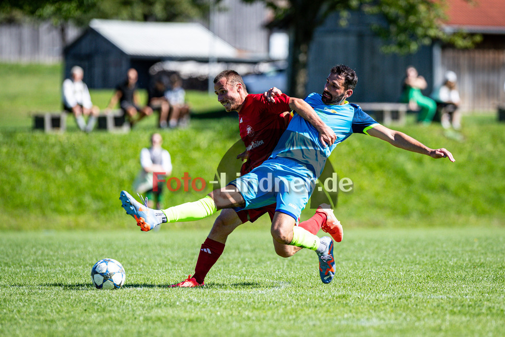 SG Wielenbach/Pähl gegen TSV Erling-Andechs | Fußball Herren Kreisklasse Zugspitze Gruppe 3 2025/26 7. Spieltag, SG Wielenbach/Pähl gegen TSV Erling-Andechs, 20250831,Zweikampf, 2025-08-31 in Pähl (Sportplatz Pähl), Lino MISSEL (SG Wielenbach/Pähl 9), Gerardo DÖPFLER (TSV Erling/Andechs 3), Copyright: WolfgangxLindner www.foto-lindner.de