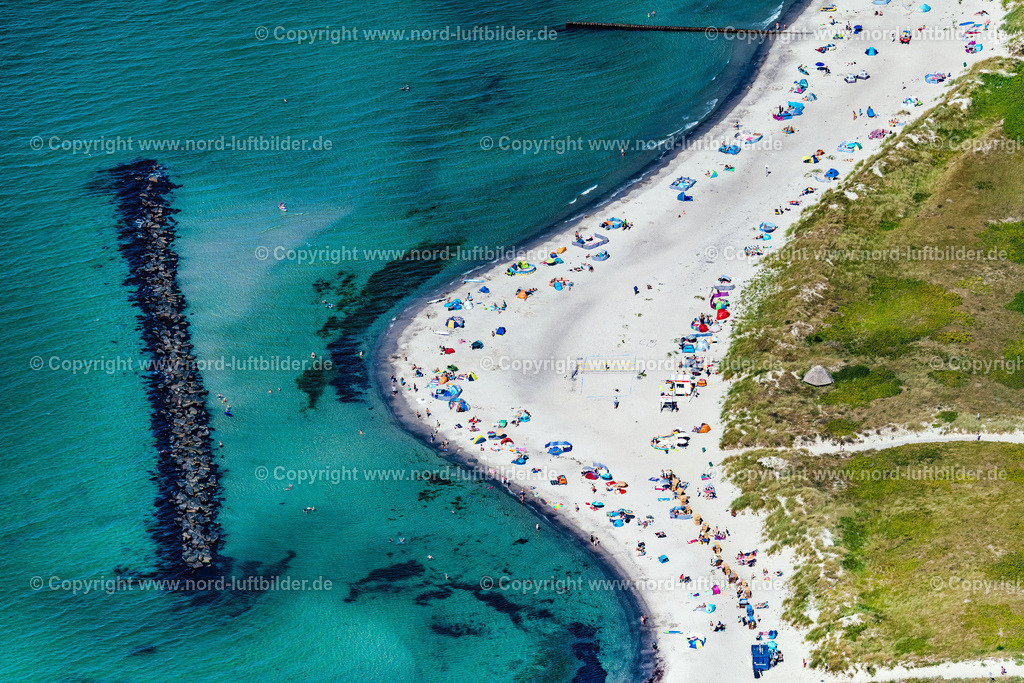 Wustrow_ELS_5514100822 | OSTSEEBAD WUSTROW 10.08.2022 Strandkorb- Reihen am Sand- Strand im Küstenbereich der Ostsee in Ostseebad Wustrow im Bundesland Mecklenburg-Vorpommern, Deutschland. Weiterführende Informationen bei: Kurverwaltung Ostseebad Wustrow. // Beach chair on the sandy beach ranks in the coastal area of Baltic Sea in Ostseebad Wustrow in the state Mecklenburg - Western Pomerania, Germany. Further information at: Kurverwaltung Ostseebad Wustrow. Foto: Martin Elsen