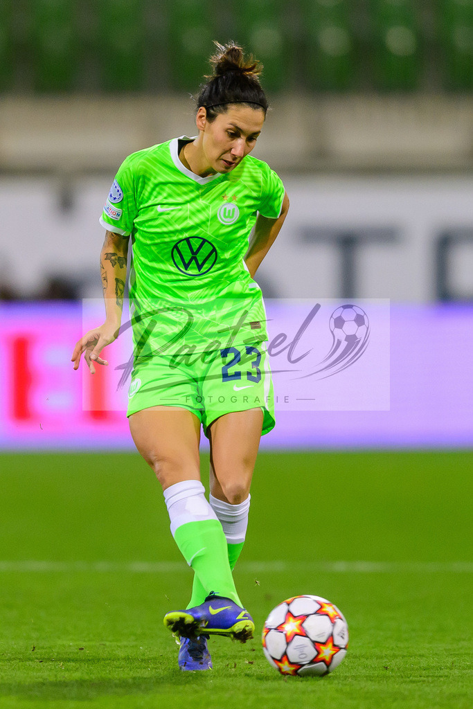 WOBJUV20211118_091 | Fussball, Frauen: Sara Doorsoun (VfL Wolfsburg) in Aktion, am Ball, Einzelaktion bei dem Spiel der UEFA Women´s Champions League zwischen VfL Wolfsburg und Juventus Turin im AOK-Stadion am 18.11.2021 in Wolfsburg, Deutschland. - Realisiert mit Pictrs.com