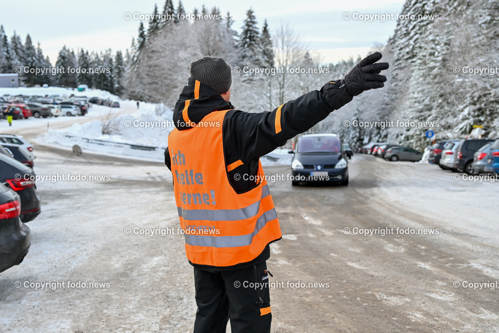 Hochficht_ Skigebiet_ Boehmerwald_ Saisonopening_ 08.12.2023-11 | 08.12.2023, Hochficht, AUT, Skigebiet Hochficht, Boehmerwald, Saisonopening 2023, im Bild Parkplatzeinweiser