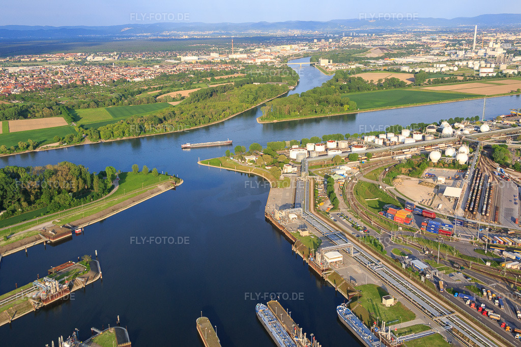 Luftbild: Landeshafen Nord am Rhein aus Westen im Ortsteil BASF in Ludwigshafen im Bundesland Rheinland-Pfalz in Deutschland. Foto: IMG_088237.jpg vom 09.05.2016 durch Werner Riehm/FLY-FOTO.de