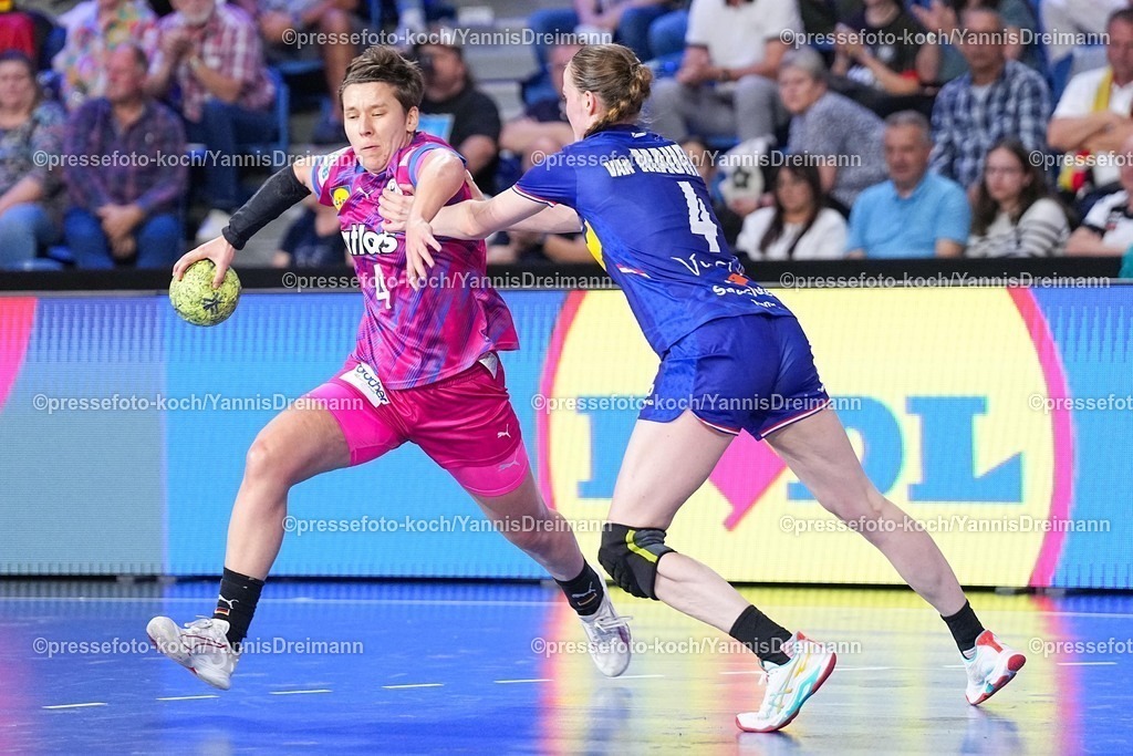 xydrx21092501044 | 21.09.2025, xydrx, Handball, Frauen Länderspiel, Deutschland - Niederlande, YAILA Arena: Alina Grijseels (GER #4) im Zweikampf gegen Alieke van Maurik (NED #4)