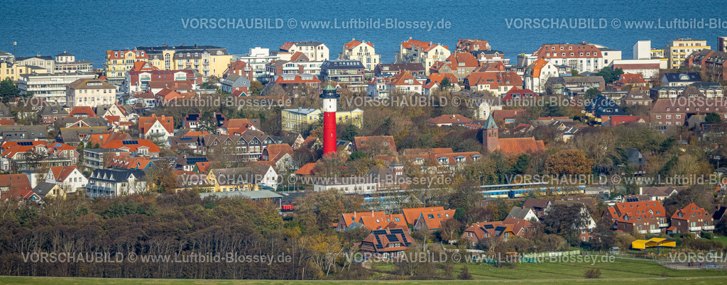Friesland251106238Wangerooge | Luftbild, rot-weißer Alter Leuchtturm und Inselmuseum im Zentrum, DB-Bahnhof und Inselsbahn,  evangelisch-lutherische Nikolai-Kirche, Wohngebiet und Blick zur Nordsee, Wangerooge, Norddeutschland, Ostfriesland, Niedersachsen, Deutschland