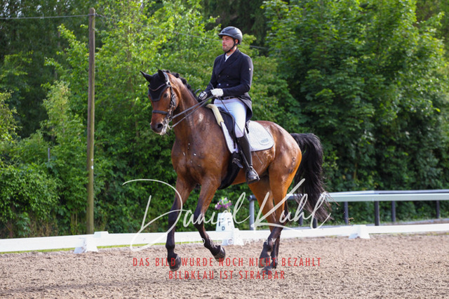 DKP41748 | Turnierfotos kaufen im Webshop von Daniel Kuhl Photography – entdecke professionelle Reitsportfotos aus Turnieren & Events. Hochwertige Turnierbilder online bestellen & sichern. Jetzt Fotos von Reitsportturnieren kaufen!