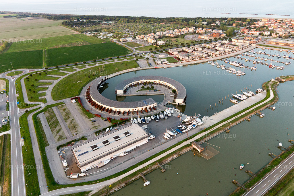 Vue aérienne: Vue de la ville à Casalborsetti dans le département Émilie-Romagne, Italie. Photo: IMG_098557.jpg prise le 05/04/2017 par Werner Riehm/FLY-FOTO.eu – Résolution de l'original: 5472 x 3648 px