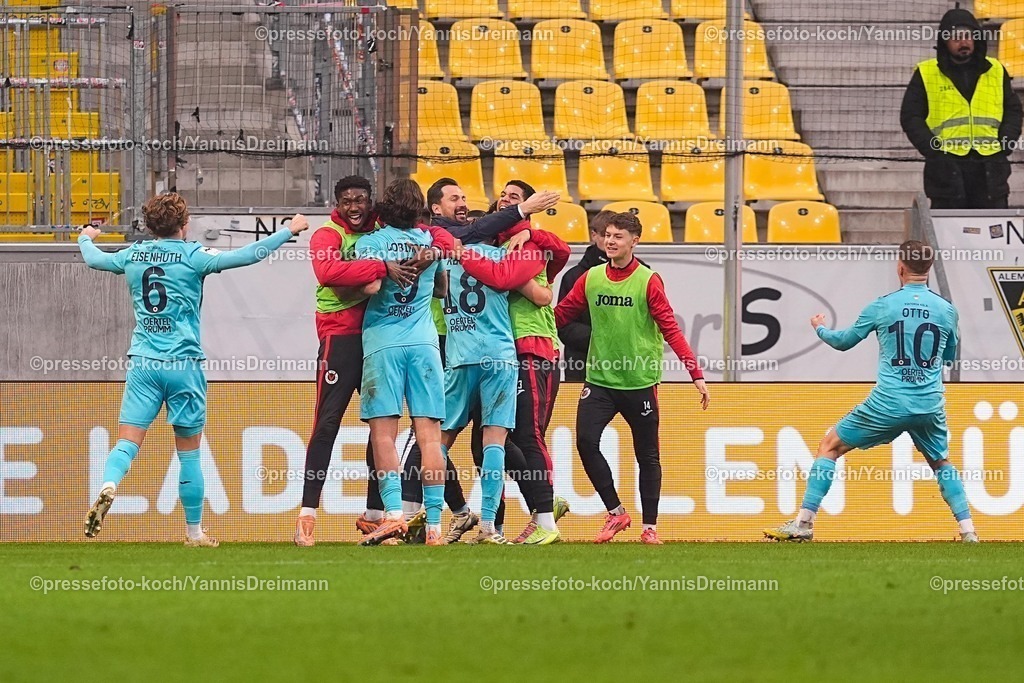 xYDRx13122501060 | 13.12.2025, xydrx, Fußball, 3.Liga, TSV Alemannia Aachen - FC Viktoria Köln, Saison 2025 2026, Tivoli: Torjubel nach dem Tor zum 2:0 für den FC Viktoria Köln durch Torschütze Tim Kloss (FC Viktoria Köln #18) zusammen mit Lex-Tyger Lobinger (FC Viktoria Köln #9)  und Tobias Eisenhuth (FC Viktoria Köln #6) David Otto (FC Viktoria Köln #10)    DFB regulations prohibit any use of photographs as image sequences and or quasi-video.Photo: xYannisxDreimannxPressefotoKochx
