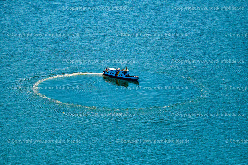 Ms_Hauke_Haien_Seebestattung_Halligreederei_ELS_8499130822 | WITTDüN AUF AMRUM 13.08.2022 Passagier- und Fahrgastschiff " Hauke Hain " der " Halligreederei " vor Wittdün auf Amrum bei einer Fahrt im Kreis zu Versenkung einer Urne zur Seebestattung im Bundesland Schleswig-Holstein, Deutschland. // Passenger ship "Hauke Hain" of the "Halligreederei" in front of Wittduen on Amrum during a trip in a circle to sink an urn for burial at sea in the state Schleswig-Holstein, Germany. Foto: Martin Elsen