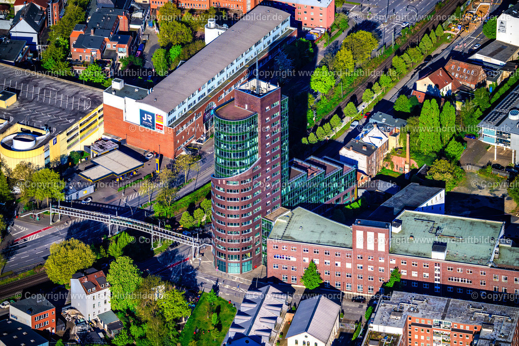 Hamburg_Harburg_Channeltower_ELS_1733270425 | HAMBURG 27.04.2025 Hochhaus- Gebäude "Channel Tower Hamburg" im Gewerbegebiet an der Straße Karnapp in Hamburg, Deutschland. Weiterführende Informationen bei: Altran Deutschland S.A.S. & Co. KG,  Cushman & Wakefield LLP,  OFFICEFIRST Real Estate GmbH,  Winking Froh  Architekten GmbH. // Building "Channel Tower Hamburg" in the business area on street Karnapp in Hamburg, Germany. Further information at: Altran Deutschland S.A.S. & Co. KG,  Cushman & Wakefield LLP,  OFFICEFIRST Real Estate GmbH,  Winking Froh  Architekten GmbH. Foto: Martin Elsen