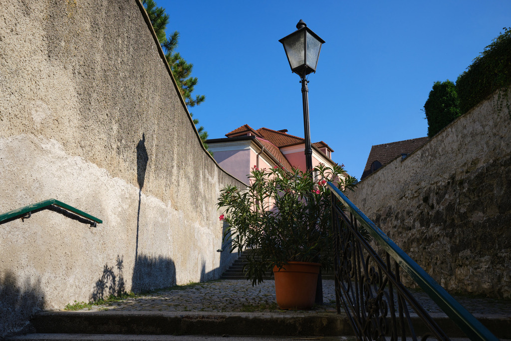 Details der Blutgasse in Hainburg | Hainburg an der Donau, Austria - September 28, 2023: Details der Blutgasse in Hainburg. - Realisiert mit Pictrs.com