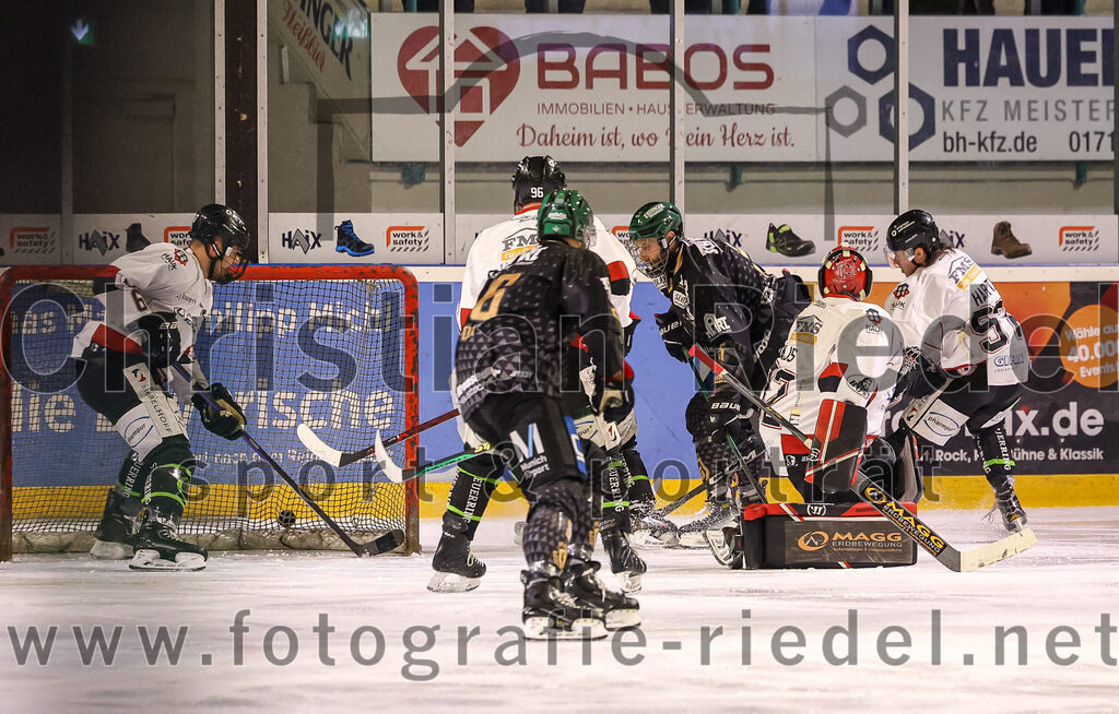 2024-03-08_010_TSV_Erding_gegen_EHC_Koenigsbrunn | Erding, Deutschland, 08.03.2024:
Eishockey, Bayernliga Playoffs 2023 / 2024, 1. Spieltag, TSV Erding gegen EHC Königsbrunn, Endergebnis: 3:0

Florian Zimmermann (Erding Gladiators, #5), Torwart Stefan Vajs (EHC Königsbrunn, #32), Leon Hartl (EHC Königsbrunn, #97)

Foto: Christian Riedel / fotografie-riedel.net