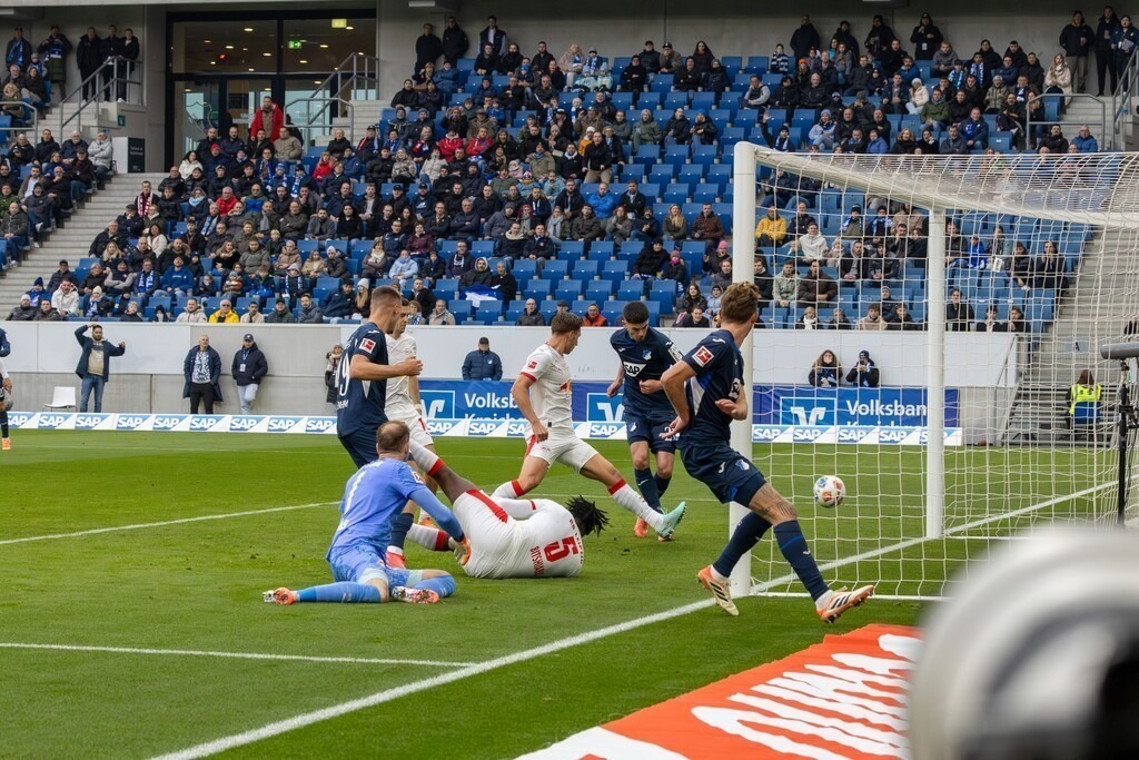 Fußball Bundesliga, Saison 2025/26, 10. Spieltag: TSG Hoffenheim gegen RB Leipzig | Fußball Bundesliga, Saison 2025/26, 10. Spieltag: TSG Hoffenheim gegen RB Leipzig***Bild: Albian Hajdari (21, Hoffenheim) trifft zum 1:1-Ausgleich - Realisiert mit Pictrs.com