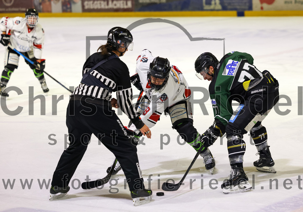 2022-11-06_040_TSV_Erding_gegen_EHC_Koenigsbrunn | Erding, Deutschland, 06.11.2022:
Eishockey, Bayernliga 2022 / 2023, 11. Spieltag, TSV Erding gegen EHC Königsbrunn, Endergebnis: 1:7

Tim Bullnheimer (EHC Königsbrunn, #8), Philipp Michl (Erding Gladiators, #77)

Foto: Christian Riedel / fotografie-riedel.net