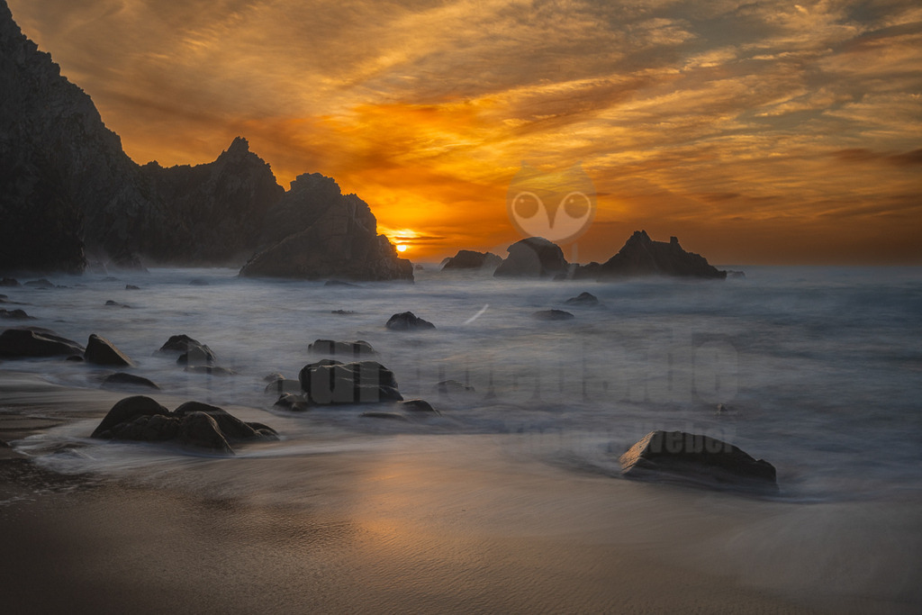 R6NF1108_20241207 | Wer den gefährlichen Abstieg hinunter an den ruhigen und wenig frequentierten Sandstrand wagt, wird mit einer herrlichen Landschaft belohnt, die von riesigen Felsformationen dominiert wird. Einem dieser Felsen, dessen Form an die Gestalt einer Bärin (ursa) erinnert, verdankt der Strand seinen Namen. - Realisiert mit Pictrs.com