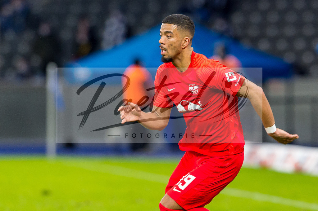 BSCRBL20220220_230 | Fussball, Herren: Benjamin Henrichs (RB Leipzig) schaut bei dem Spiel der 1. Bundesliga zwischen Hertha BSC und RB Leipzig im Olypiastadion am 20.02.2022 in Berlin, Deutschland.DFB / DFL REGULATIONS PROHIBIT ANY USE OF PHOTOGRAPHS AS IMAGE SEQUENCES AND/OR QUASI-VIDEO. - Realisiert mit Pictrs.com