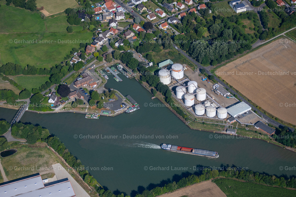 4034946 | BRAUNSCHWEIG 31.07.2020 Kaianlagen und Schiffs- Anlegestellen am Hafenbecken des Binnenhafen des hiesigen Ölhafens mit einem Hochtanklager an der Straße Friedhofsweg im Ortsteil Thune in Braunschweig im Bundesland Niedersachsen, Deutschland. Weiterführende Informationen bei: SF-Soepenberg GmbH,  Wasserstraßen- und Schifffahrtsamt Mittellandkanal / Elbe-Seitenkanal. // Quays and boat moorings at the port of the inland port of the local oil port with a fuel storage on street Friedhofsweg in the district Thune in Brunswick in the state Lower Saxony, Germany. Further information at: SF-Soepenberg GmbH,  Wasserstrassen- und Schifffahrtsamt Mittellandkanal / Elbe-Seitenkanal. Foto: Gerhard Launer