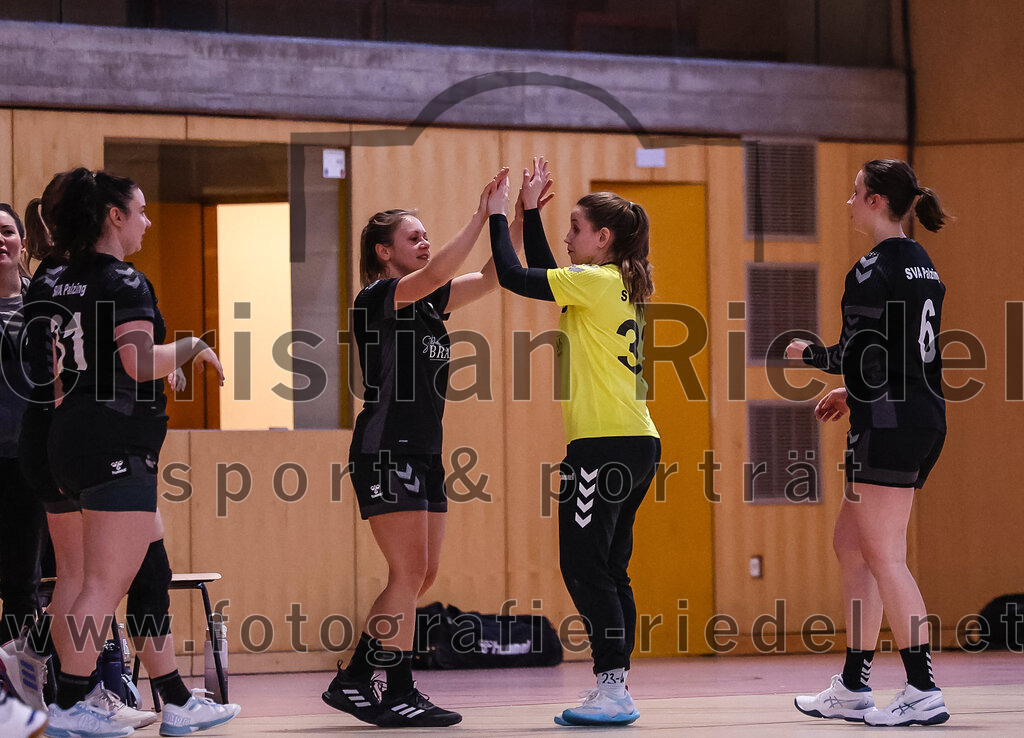 2024-12-14_134_SpVgg_Altenerding_gegen_SVA_Palzing | Erding, Deutschland, 14.12.2024:Handball, Bezirksoberliga Frauen Altbayern 2024 / 2024, 9. Spieltag, SpVgg Altenerding gegen SVA Palzing, Endergebnis: 20:30Torfrau Sandra Huber (SVA Palzing, #33), Amelie Teibl (SVA Palzing, #6)Foto: Christian Riedel / fotografie-riedel.net
