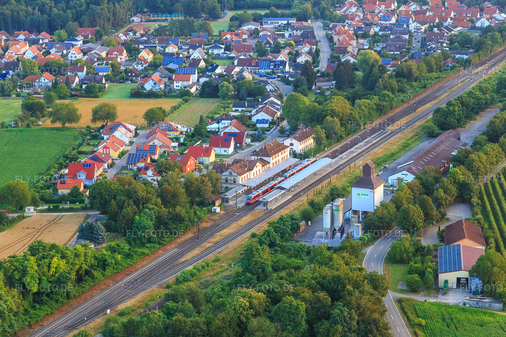 Luftbild: Regionalbahn im Bahnhof Winden(Pfalz) am Morgen in Winden im Bundesland Rheinland-Pfalz in Deutschland. Foto: IMG_091813.jpg vom 16.07.2016 durch Werner Riehm/FLY-FOTO.de