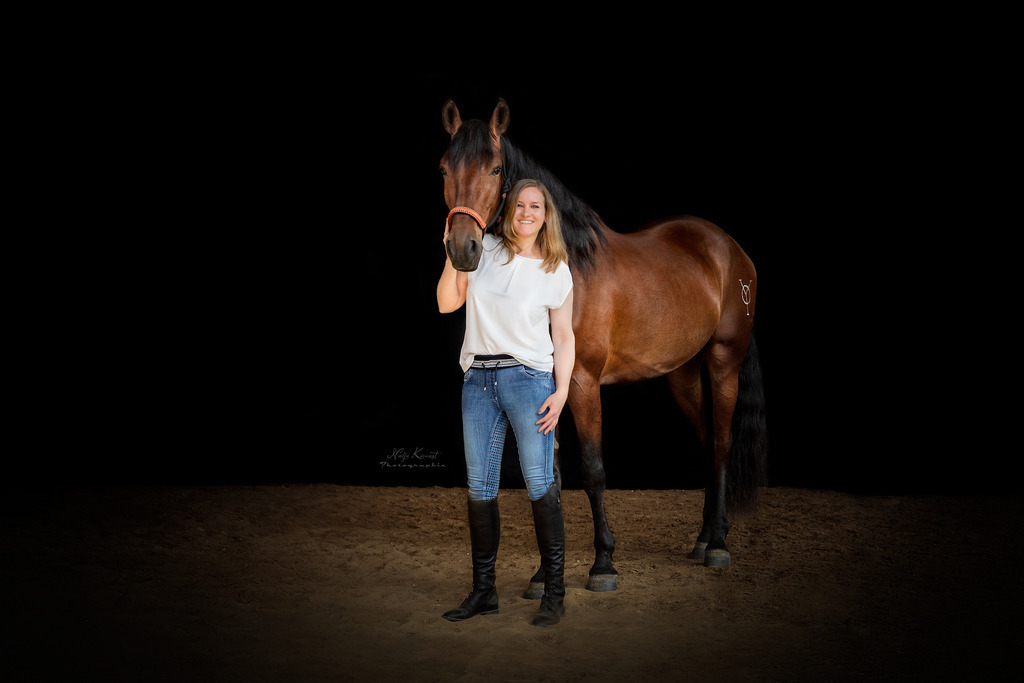 Web_Kienast_Nadja_8F6A7833 | Ich biete Ihnen einzigartige und individuelle Fotoshootings mit Ihren Tieren.
In individuellen Coachings lernen Sie, wie sie von Ihrem Pferd, Ihrer Katze, Ihrem Hund oder einfach Ihrem persönlichen Lieblingstier eindrucksvolle Fotos machen können.
