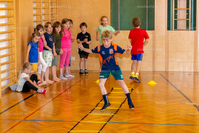 Sport in der Volksschule mit Sabrina Wrann | Bildershop von pixelworld.at - Realisiert mit Pictrs.com